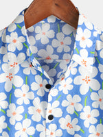 Camisa casual de manga corta en azul claro con estampado floral para hombres ideal para vacaciones de verano y resorts