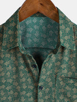 Camisa de manga corta con bolsillo verde y estampado geométrico retro para hombre