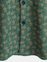 Camisa de manga corta con bolsillo verde y estampado geométrico retro para hombre