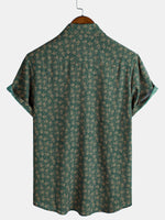 Camisa de manga corta con bolsillo verde y estampado geométrico retro para hombre