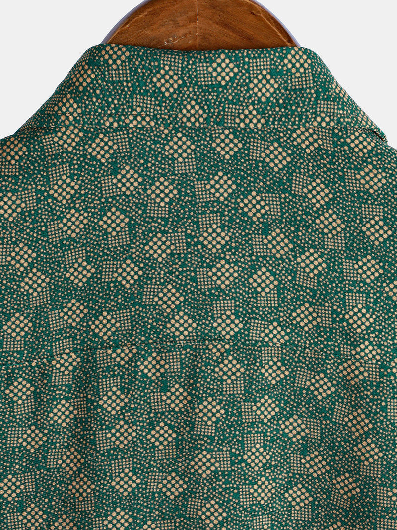 Camisa de manga corta con bolsillo verde y estampado geométrico retro para hombre