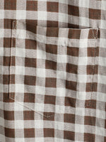 Camisa de manga corta de algodón con bolsillo y estampado de cuadros marrones para hombre
