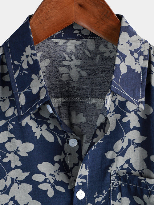 Camisa de manga corta en azul marino con estampado floral vintage y botones para hombres ideal para vacaciones