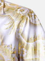 Camisa de manga corta con cuello cubano y estampado floral dorado para hombre